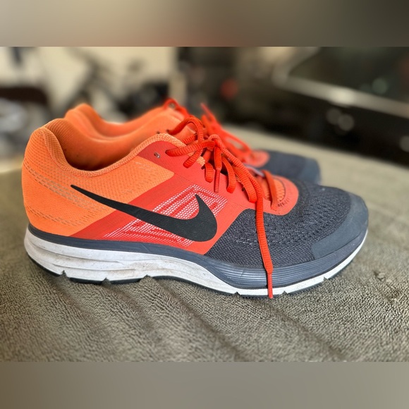 Nike - size 10.5 - Running Shoe - Picture 2 of 4